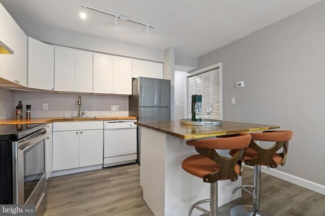 property at 1208 16th St NE