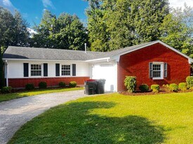 4017 Hillbrook Dr in Louisville, KY - Building Photo