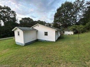 172 Carson Creek Rd in Lowgap, NC - Foto de edificio - Building Photo