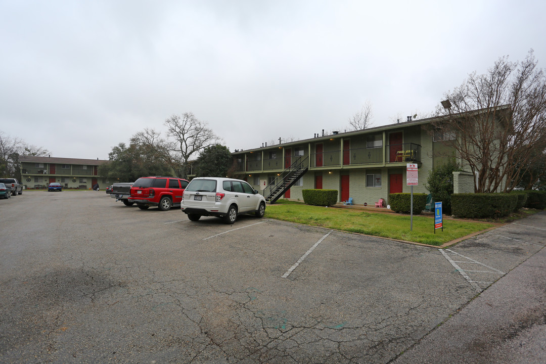 Alpine Apartments in Georgetown, TX - Building Photo