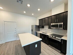 21 Chenevert St-Unit -11-101 in Houston, TX - Building Photo - Building Photo