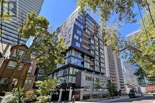 17 Dundonald St in Toronto, ON - Building Photo
