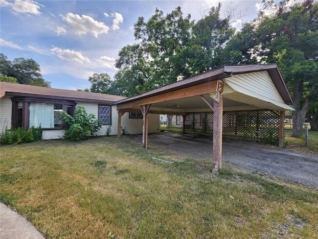 803 N Oneal St in Caldwell, TX - Building Photo - Building Photo
