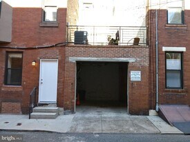 923 S 8th St in Philadelphia, PA - Building Photo