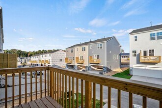 1706 Burgundy Pk Dr in Apex, NC - Foto de edificio - Building Photo