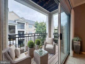 12925 Centre Park Cir in Herndon, VA - Building Photo