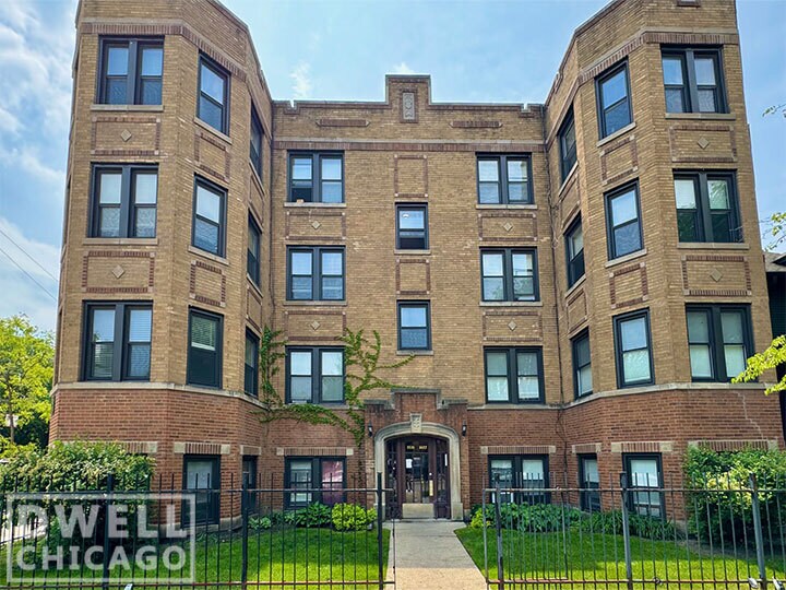 1421 W Hutchinson St in Chicago, IL - Building Photo