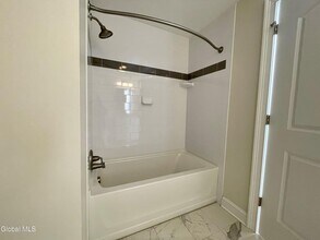 233 Lake Ave in Saratoga Springs, NY - Building Photo - Building Photo