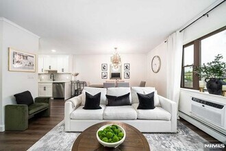 141 Park Ave, Unit 8 in East Rutherford, NJ - Building Photo - Building Photo