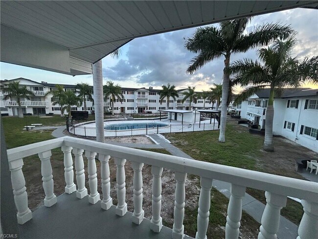 3706 Broadway, Unit 29 in Ft. Myers, FL - Foto de edificio - Building Photo