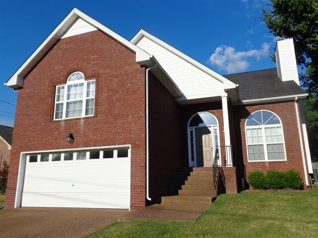 129 Candle Woods Dr in Hendersonville, TN - Building Photo