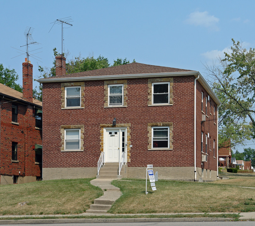 2460 Boudinot Ave in Cincinnati, OH - Foto de edificio