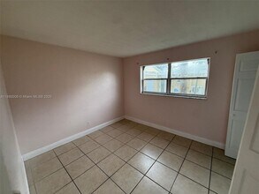 4732 SW 33rd Ave in Fort Lauderdale, FL - Foto de edificio - Building Photo