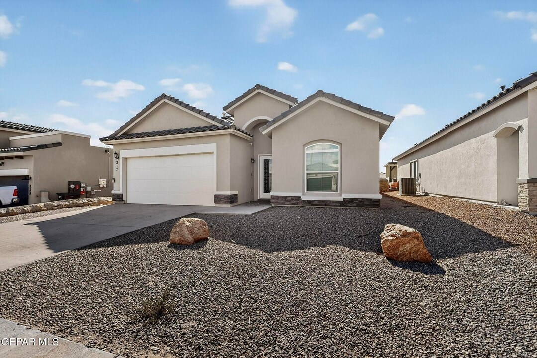 217 Farnborough St in El Paso, TX - Building Photo