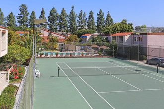 Hourglass Park Apartments in San Diego, CA - Foto de edificio - Building Photo