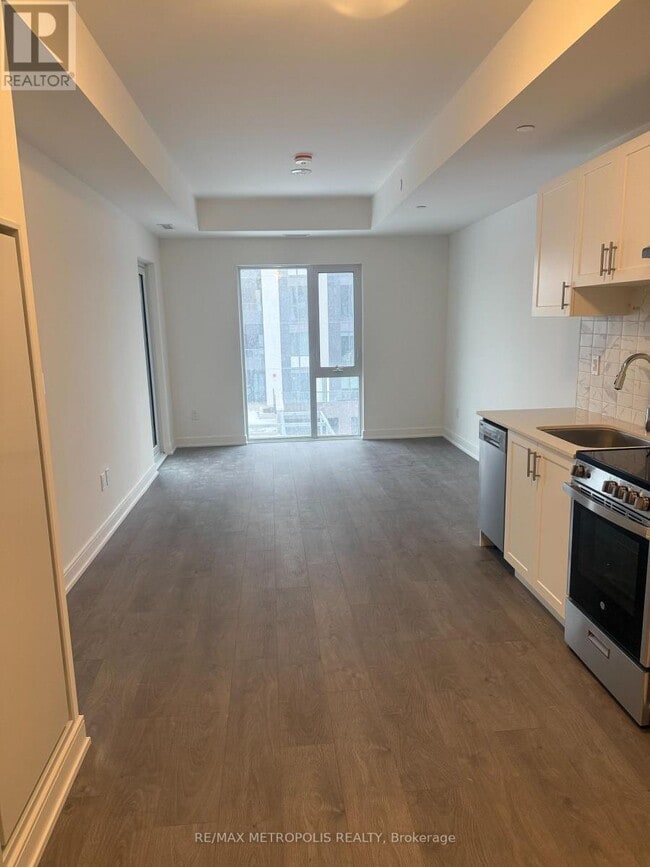 705 Davis Dr in Newmarket, ON - Building Photo - Building Photo