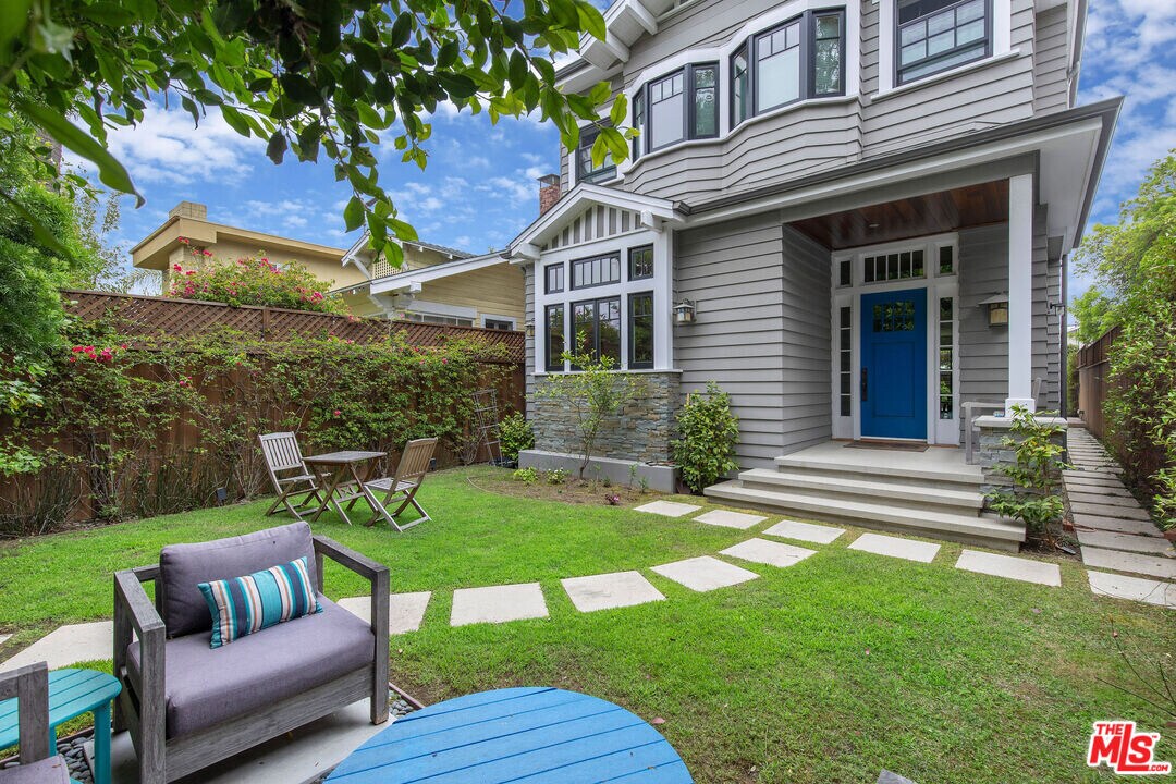 106 Dudley Ave in Los Angeles, CA - Building Photo