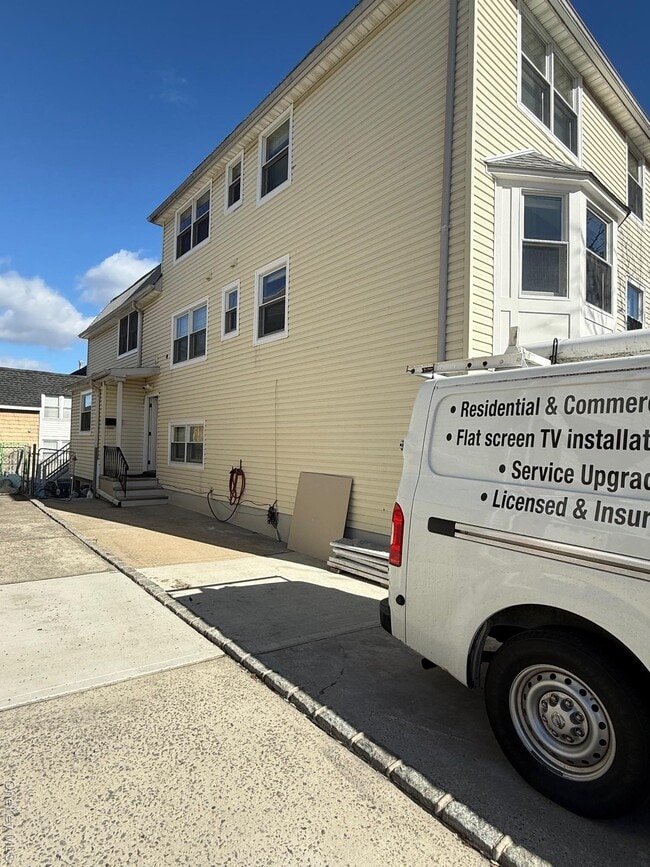 215-15 17th Ave in Queens, NY - Building Photo - Building Photo