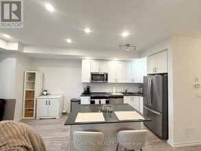 24 Lytham Grn Cir in Newmarket, ON - Building Photo - Building Photo