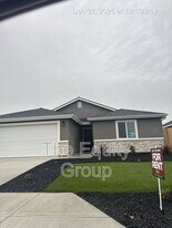 7064 W Wren Ave in Visalia, CA - Building Photo