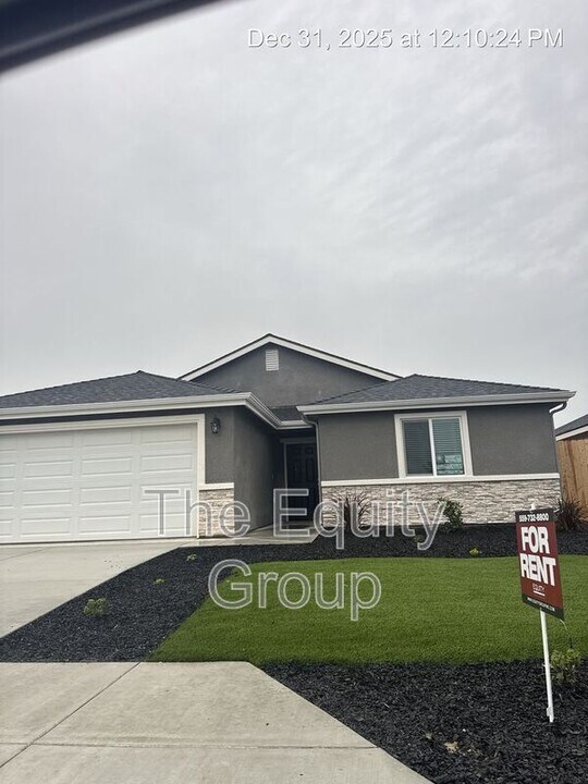 7064 W Wren Ave in Visalia, CA - Foto de edificio