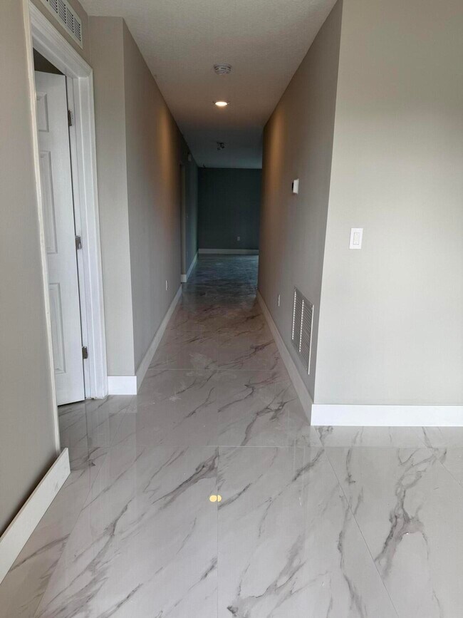 1205 SW Alcantarra Blvd in Port St. Lucie, FL - Building Photo - Building Photo