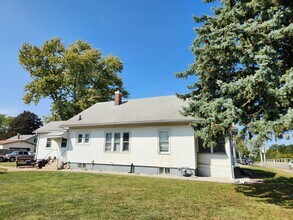2213 N Roosevelt Ave in Burlington, IA - Building Photo - Building Photo