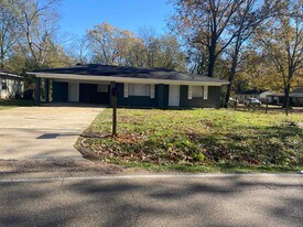 2122 McFadden Rd in Jackson, MS - Building Photo