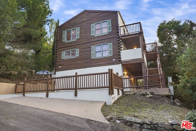 373 Loftyhill Dr in Malibu, CA - Building Photo - Building Photo