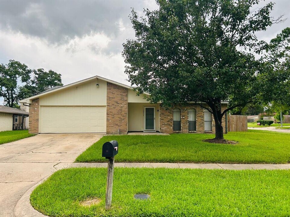 16902 Castle Fraser Dr in Houston, TX - Foto de edificio