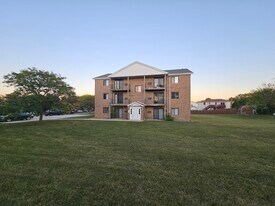 737 Lippert Ln in Glendale Heights, IL - Building Photo