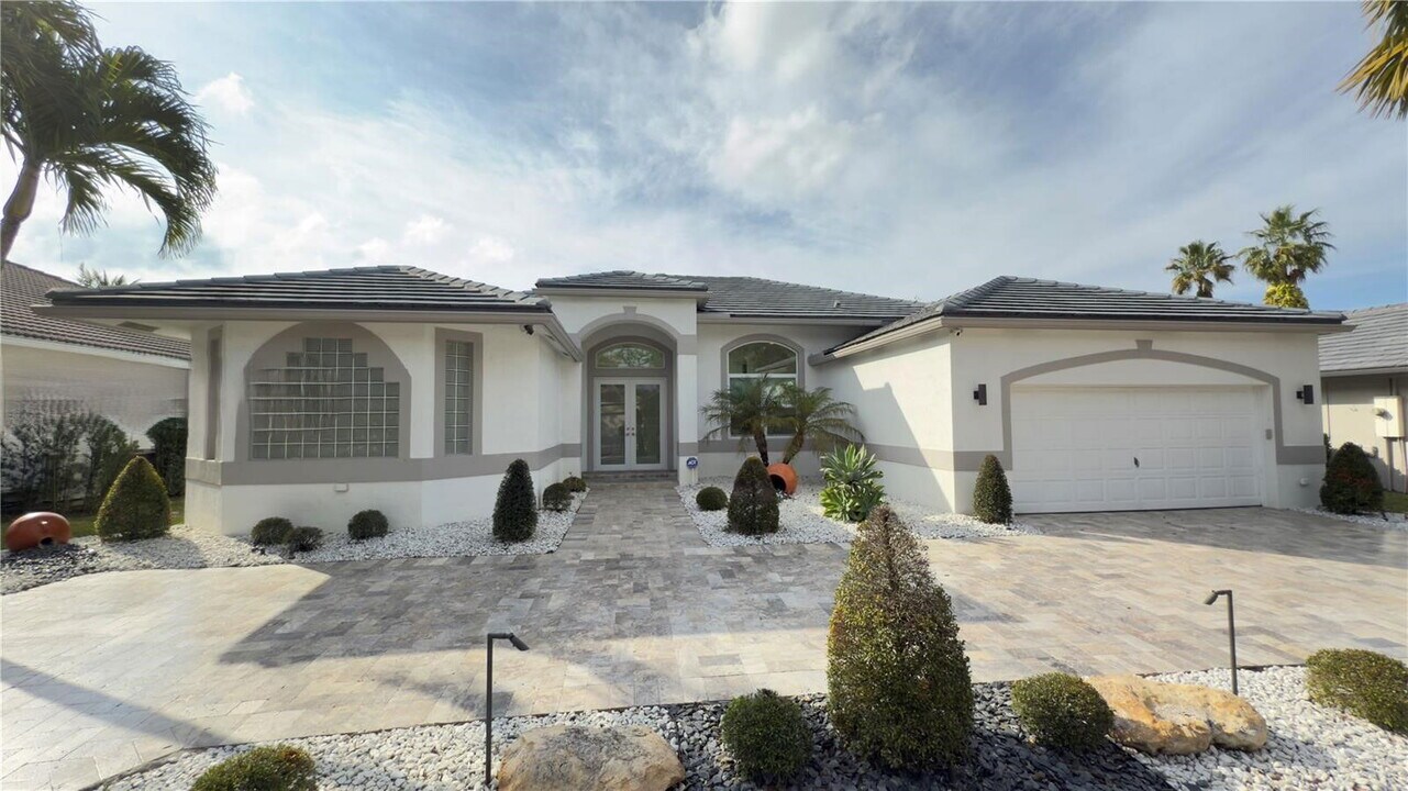3763 Oak Ridge Cir in Weston, FL - Building Photo