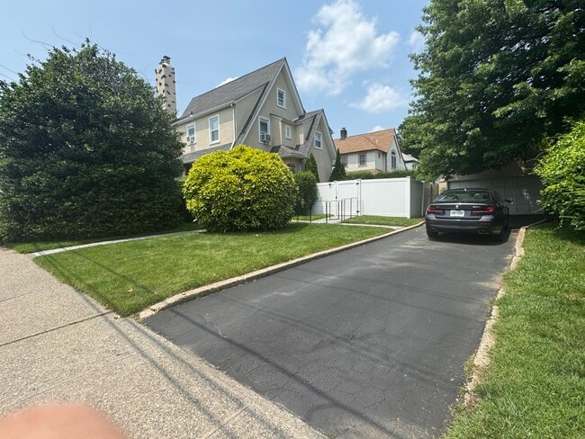 5 Bruce Ave in Harrison, NY - Building Photo - Building Photo