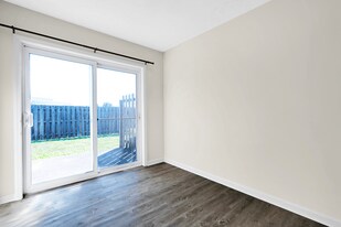 Colonial Village Apartments in Clarksville, IN - Building Photo
