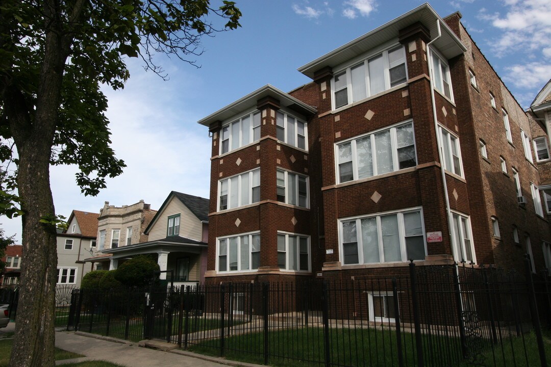 5808-5810 W Erie St in Chicago, IL - Building Photo