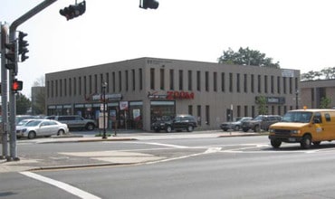 99 Newbridge Rd in Hicksville, NY - Foto de edificio - Building Photo