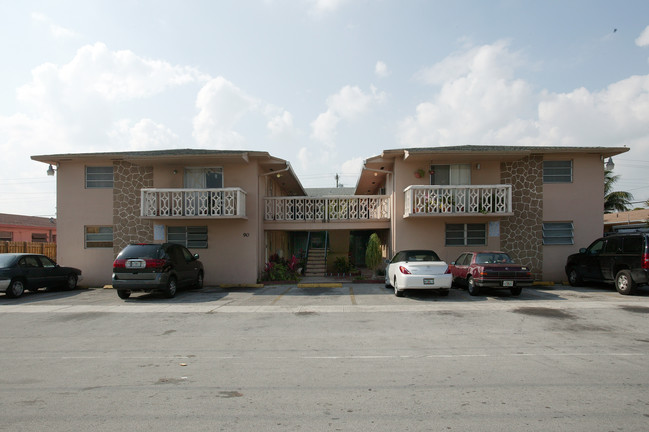 90 W 10th St in Hialeah, FL - Foto de edificio - Building Photo