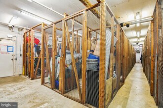 2300 Pimmit Dr, Unit 913 in Falls Church, VA - Building Photo - Building Photo