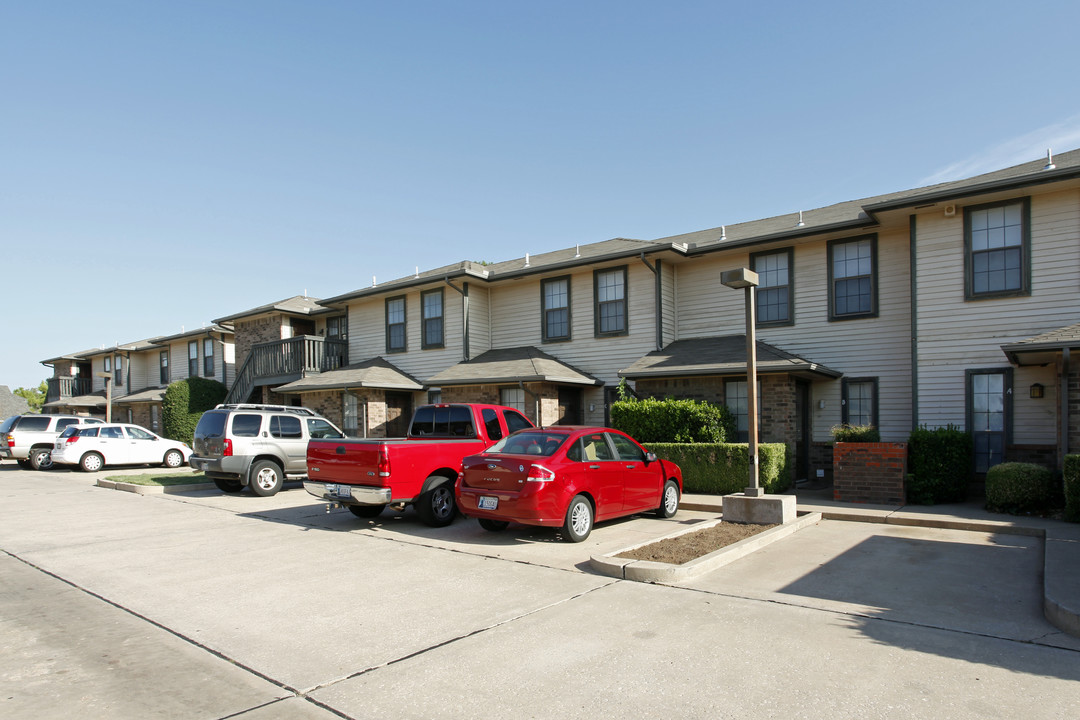 Rambling Oaks Condominiums in Norman, OK - Building Photo