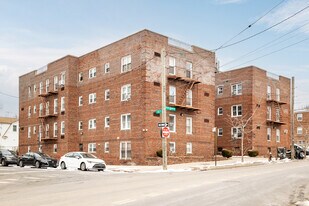 13301 Booth Memorial Ave in Flushing, NY - Building Photo