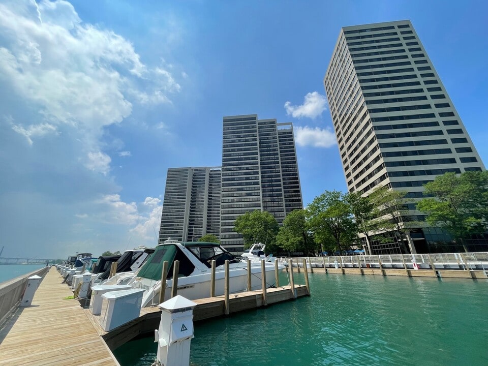 Riverfront Towers in Detroit, MI - Building Photo