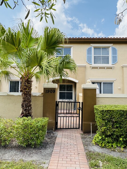 6550 Morgan Hill Trl, Unit 1904 in Royal Palm Beach, FL - Building Photo