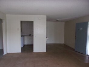 Grand in Corona, CA - Foto de edificio - Interior Photo