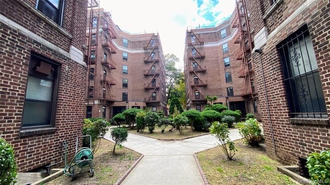 42-33 Kissena Blvd in Queens, NY - Building Photo - Building Photo