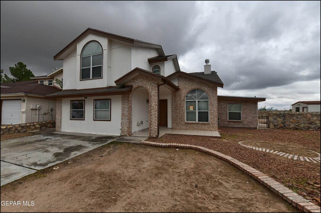 7958 Starry Night Dr in El Paso, TX - Building Photo