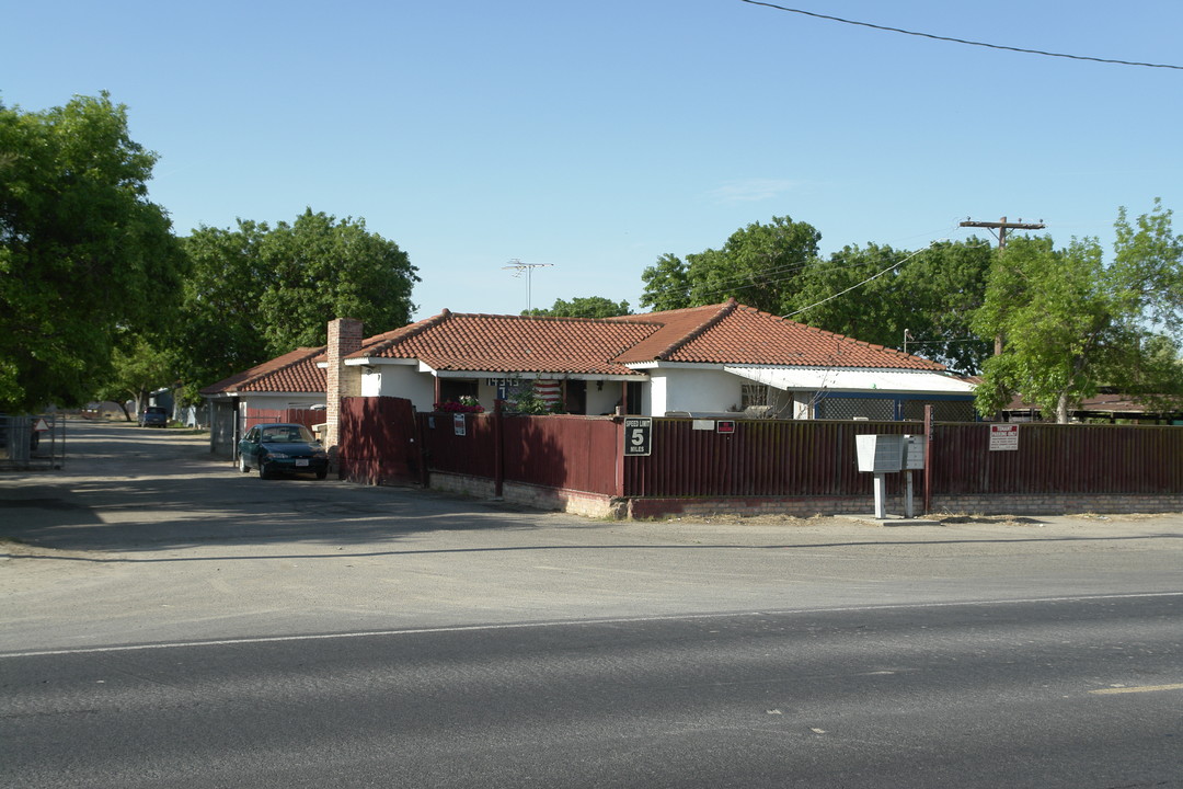 14393 W Whitesbridge Rd in Kerman, CA - Foto de edificio