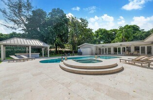 6875 SW 96th St in Pinecrest, FL - Building Photo