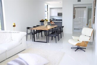 1010 Brickell Ave, Unit 4205 in Miami, FL - Building Photo - Building Photo