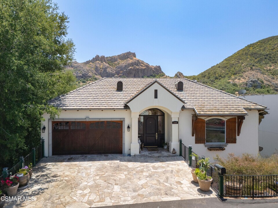 2094 Trentham Rd in Lake Sherwood, CA - Building Photo