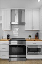 31 Harrison Ave in Newport, RI - Building Photo